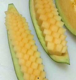 宝宝吃哈密瓜的视频,萌态十足引网友热议